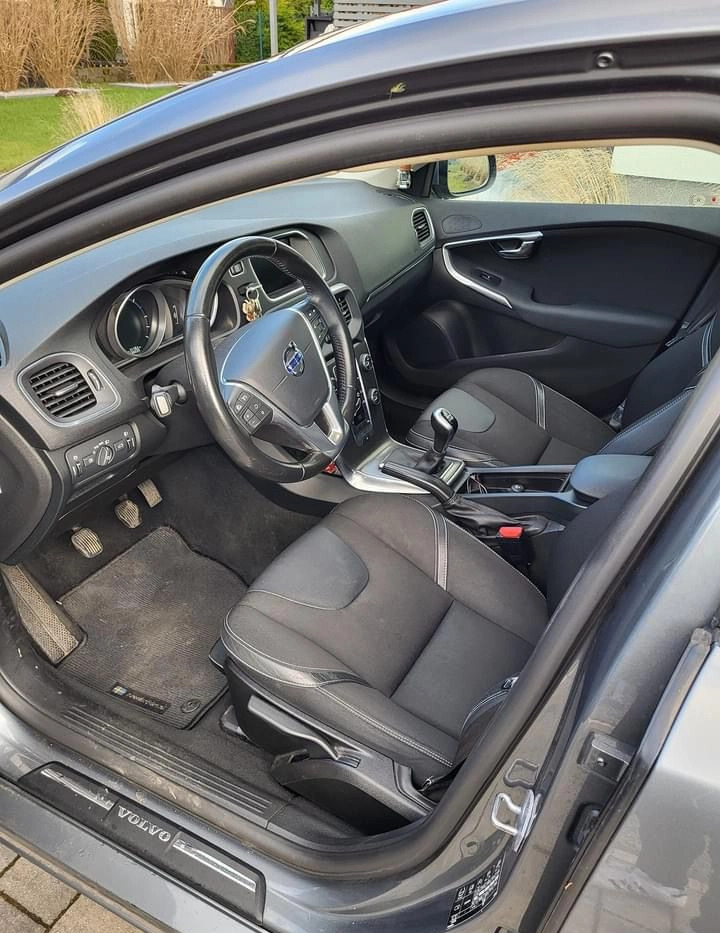 Volvo V40 cena 43900 przebieg: 198000, rok produkcji 2015 z Łaziska Górne małe 56